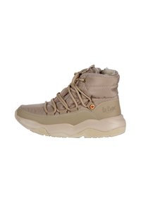 Sneaker alta sintetica beige con colletto imbottito, chiusura con lacci, suola testurizzata e marchio discreto sul lato esterno.