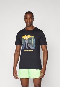 Nike Performance - TEE RUN - Print T-shirt - black Thumbnail Image 1