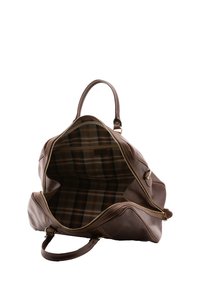 Sac de voyage en cuir marron avec une fermeture éclair, doté d'une doublure en tissu à carreaux dans des teintes de beige et de marron. Double anse pour un transport facile.