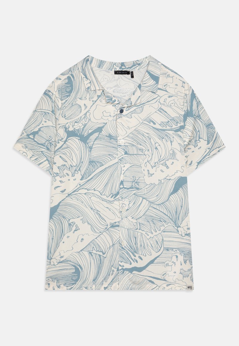 Koszula z krótkim rękawem w jasnoniebieskim i białym kolorze, z wzorem fal. Wykonana z miękkiej tkaniny, z zapięciem na guziki z przodu i z kołnierzykiem.