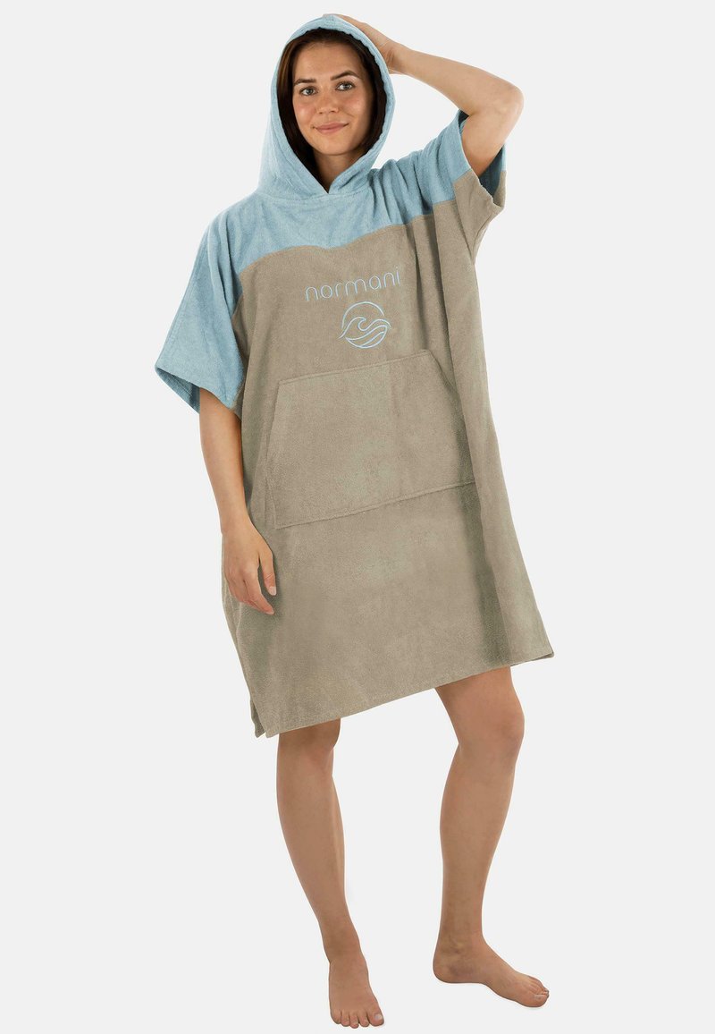 Hooded Poncho-Handtuch aus hellblauem und beigem Frottee. Mit einer Vordertasche und besticktem Logo. Weicher Stoff, kurze Ärmel, lockere Passform.