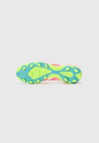 Multicolore voetbalschoenen met een felroze bovenkant en witte accenten, en een textuurzool in neon groen met blauwe details en nopjes.