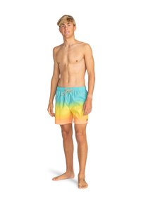 Costume de baie cu un gradient de la albastru la galben și apoi la portocaliu, dotat cu o talie elastică și un șnur ajustabil pentru o potrivire sigură.