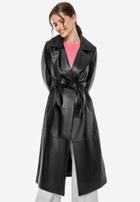 Zwarte leren trenchcoat met een brede kraag, een ceintuur in de taille en twee zijzakken, met een soepele textuur en een knielange uitvoering.