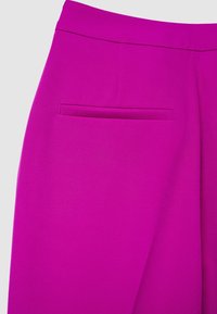 Fuchsienfarbene Hosen aus glattem, geschmeidigem Stoff, mit einer einzigen eingesetzten Tasche und klaren, maßgeschneiderten Linien. Einfaches Taillendesign.