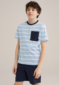 Lichtblauw katoenen T-shirt met witte strepen, marineblauwe kraag en een donkerblauwe borstzak, gecombineerd met marineblauwe shorts. Zachte textuur, casual ontwerp.