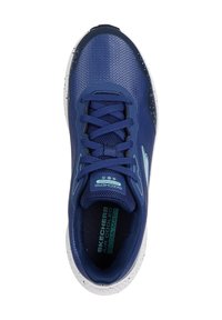 Zapatilla deportiva azul marino con parte superior de malla, puntera redonda y diseño con cordones. Presenta una suela con manchas blancas y etiqueta "Skechers Air Cooled Goga Mat".