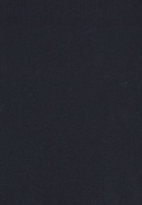 Tecido azul-marinho escuro com uma textura suave e um padrão de malha consistente, adequado para a construção de vestuário. Sem logótipos ou embellishments visíveis.