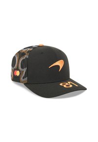 Czarna czapka z pomarańczowym logo Nike i numerem "81" z przodu. Posiada wzorzysty bok z białymi i pomarańczowymi akcentami.