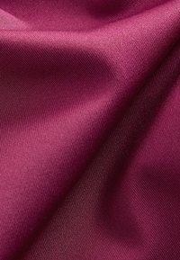 Tief burgunderroter Stoff mit glatter, glänzender Textur und feinem, geripptem Muster, der elegant fällt und seine satte Farbe und seinen Glanz hervorhebt.