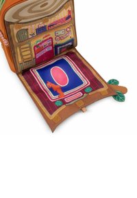 Interior de una mochila naranja con un diseño estilo caricatura; cuenta con estanterías, decoración en las paredes y un animal representado sobre un fondo colorido.