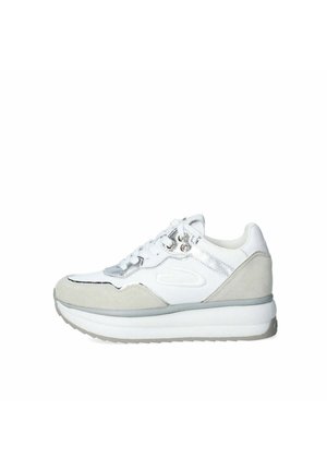 Sneaker in materiale misto bianco e grigio con suola spessa, caratterizzata da dettagli metallici, punta arrotondata e design con lacci.