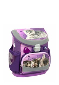 Lila und rosa Rucksack mit Katzenmotiven auf der Vorderseite. Verfügt über einen Klappenverschluss, eine silberne Schnalle, ein herzförmiges Anhängeschild und eine Netzseitentasche.