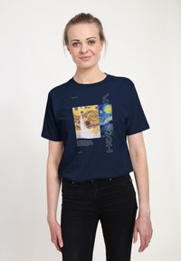 Námořnická modrá tričko s krátkým rukávem zdobené potiskem uměleckého díla Van Gogha s textem. Materiál vypadá jako bavlna, má hladkou texturu a design s kulatým výstřihem.