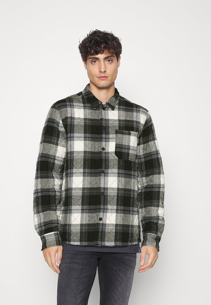 Schwarz-weiße karierte Flanellhemd mit button-down Kragen und einer Brusttasche, ausgestattet mit einem strukturierten Stoffdesign.