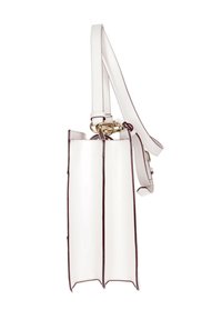 Borsa verticale bianca in pelle con piping bordeaux, dotata di una sola tracolla e dettagli in hardware dorato. Design strutturato.