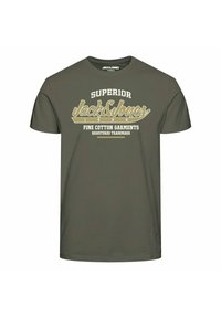 T-shirt vert olive à manches courtes avec l'inscription « Superior Jack & Jones 1990 Fine Cotton Garments Registered Trademark » imprimée sur le devant en blanc et beige.