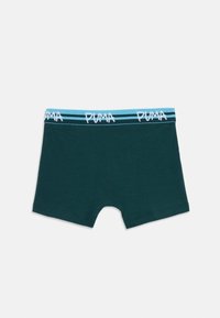 Mutande boyshort di colore verde scuro con una fascia blu, caratterizzate da ripetuti loghi "PUMA" bianchi su uno sfondo bianco.