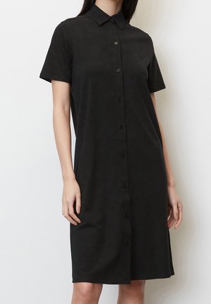 Robe noire à manches courtes en tissu lisse, dotée d'un col et d'une coupe droite avec une longueur jusqu'au genou.