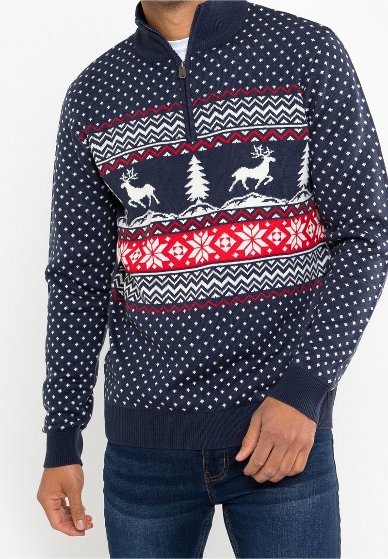 Marineblauer Strickpullover mit Halb-Reißverschluss, versehen mit einem Weihnachtsmuster aus Rentieren, Bäumen und geometrischen Designs in Rot und Weiß.