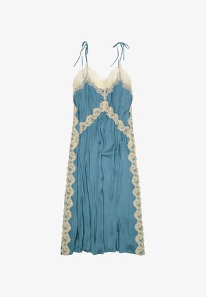 Robe nuisette en satin bleu avec bordure en dentelle crème, dotée de fines bretelles à nouer sur les épaules et de détails en dentelle festonnée le long de l'encolure et des côtés.