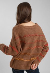 Maglione marrone lavorato a maglia con scollatura ampia e maniche lunghe, caratterizzato da ricami orizzontali colorati in modelli rossi e arancioni.