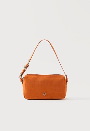 Sac à main rectangulaire orange avec texture crocodile, bandoulière courte, détail en chaîne argentée et petit logo argenté au centre avant.