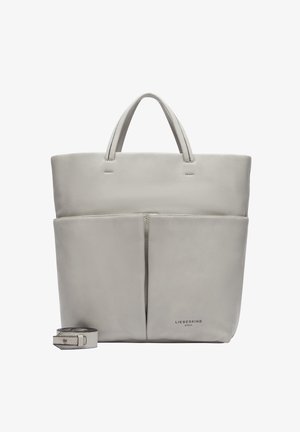 Graue Leder-Tote-Tasche mit zwei Vorderfächern, oberen Griffen, einem abnehmbaren Schulterriemen und geprägtem Markenlogo an der Unterseite. Glatte Textur.