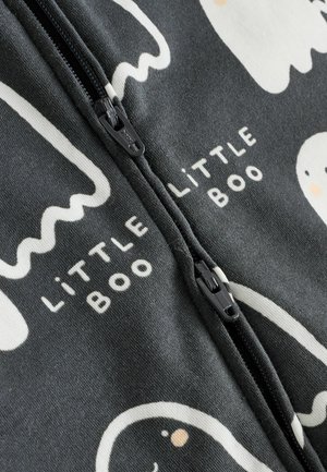 Combinaison zippée en tissu doux de couleur gris foncé. Présente des motifs de fantômes blancs et le texte "LITTLE BOO" dans des couleurs contrastantes.