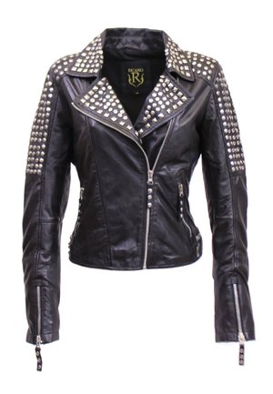 Zwarte leren motorjack met zilveren studs op de schouders en mouwen, asymmetrische ritssluiting aan de voorkant, ritsen op de manchetten en een getailleerd silhouet.