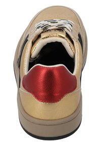Sneaker oro e nero con accento rosso sul tallone, materiale testurizzato, lacci piatti e collo imbottito. Dettagli di cucitura visibili e suola in gomma.