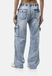 Lichtblauwe denim cargobroek met een relaxed fit, met twee zijzakken, twee achterzakken en een elastische tailleband.