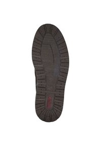 Semelle de chaussure présentant une surface en caoutchouc texturé avec des rainures profondes pour l'adhérence, principalement de couleur marron avec un accent de logo rouge.
