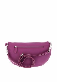 Sac bandoulière en cuir violet avec une texture lisse, un design incurvé, une poche zippée et une bandoulière détachable. Accents en matériel argenté.