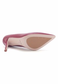 Scarpa con tacco alto bordeaux con punta affilata, tomaia in sintetico liscio e suola in gomma nuda testurizzata con un logo sottile.