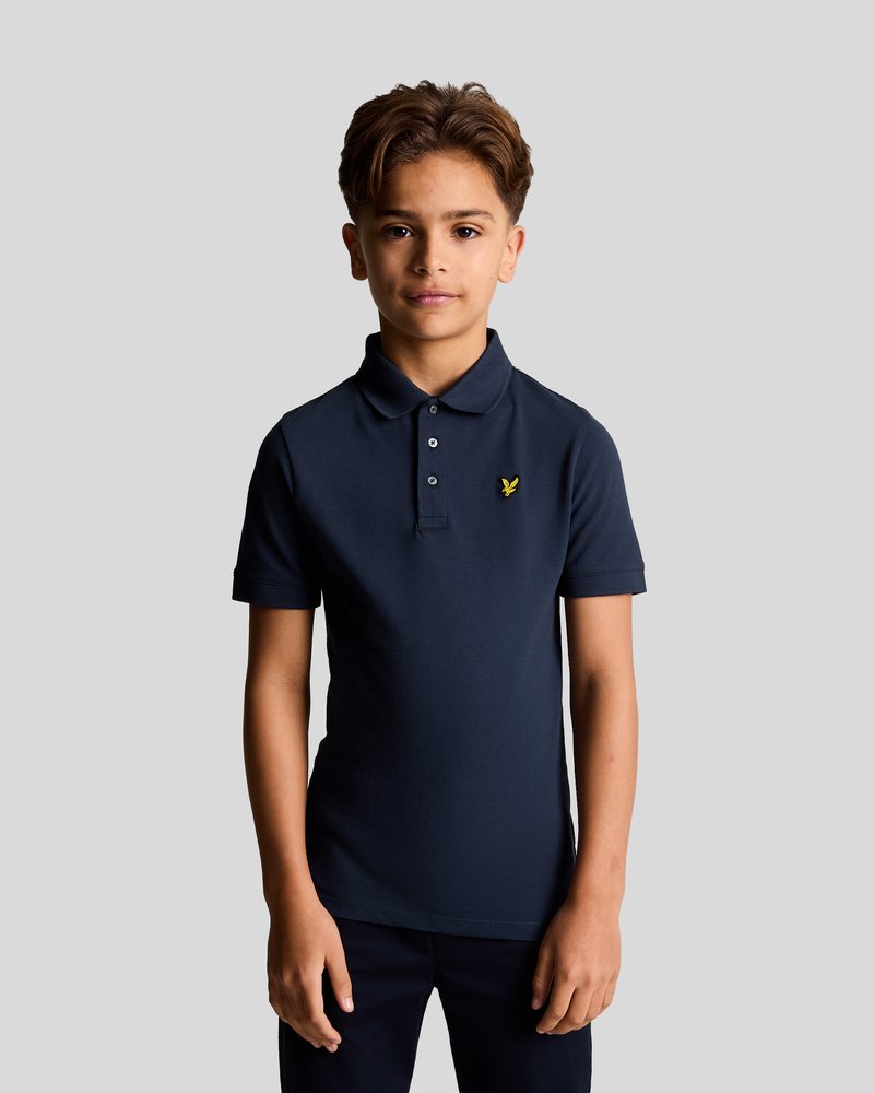 Mørkeblå polo skjorte med en to-knaps placket og en liten gul logo på venstre bryst. Glatt tekstur og korte ermer.