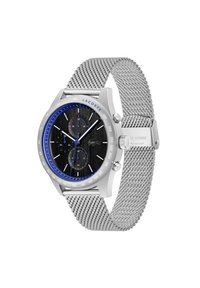 Sølv rustfritt stålklokke med en svart strukturert urskive, blå detaljer, chronograph-funksjoner, og en sølvfarget mesh-rem.