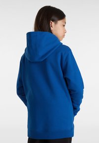 Felpa con cappuccio blu, dal texture morbido, con maniche lunghe e un fit rilassato. Presenta una cucitura centrale e polsini e orlo a costine.