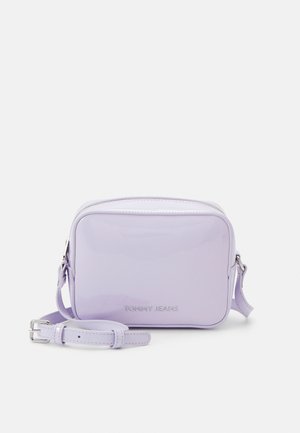 Mała prostokątna lawendowa torba na ramię z regulowanym paskiem i wytłoczonym napisem „Tommy Jeans” na przedzie.