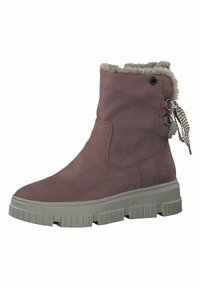 Bottine en daim violet avec un col en fausse fourrure, des accents de boucle sur le côté et une semelle en caoutchouc épaisse avec un motif texturé.