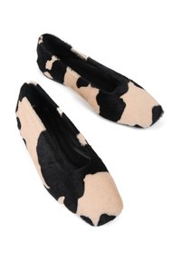 Czarno-beżowe baleriny w wzór krowy wykonane z miękkiego, teksturowanego materiału, z kwadratowym noskiem i eleganckim wnętrzem.
