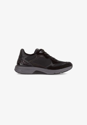 Zwarte sneaker met een combinatie van mesh en suède materialen, met een gestructureerde hakaccent en een dikke rubberen zool voor demping.