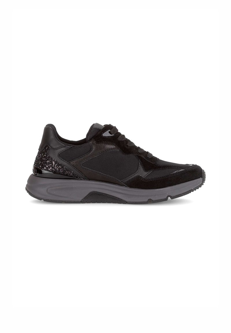 Zwarte sneaker met een combinatie van mesh en suède materialen, met een gestructureerde hakaccent en een dikke rubberen zool voor demping.