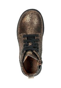 Bronzen leren enkelboot met een gestructureerd oppervlak, zwarte veters en een zijrits. Inclusief een gevoerd voetbed voor comfort.