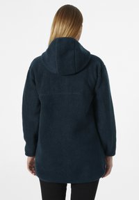 Marineblauwe fleece jas met een capuchon, gestructureerd materiaal, lange mouwen en een ronde zoom. Geen zichtbare sluitingen of versieringen.