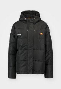 Doudoune noire fabriquée en tissu lisse et matelassé. Comprend une capuche, une fermeture éclair sur le devant et un logo brodé sur la poitrine avec un accent coloré.