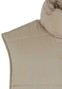 Beige puffer vest met een hoge kraag, een gladde textuur en horizontale stikdetails over het lichaam.