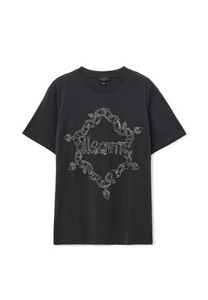 Camiseta negra de manga corta con un diseño de cadena y hojas formando una forma de diamante alrededor del nombre de la marca en relieve "AllSaints" en el frente.