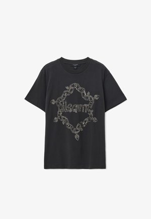 Črni majica s kratkimi rokavi z dizajnom verige in lista, ki tvori obliko diamanta okoli embosiranega imena blagovne znamke "AllSaints" na sprednji strani.