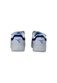 Weiße Sneaker mit blauen Akzenten, glattes synthetisches Obermaterial, gepolsterter Schaft und strukturierte Gummisohle. Minimalistisches Design mit Logodetail.